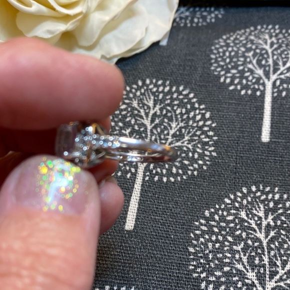 Elegant Silver Ring with Clear Gemstone - Picture 5 of 7